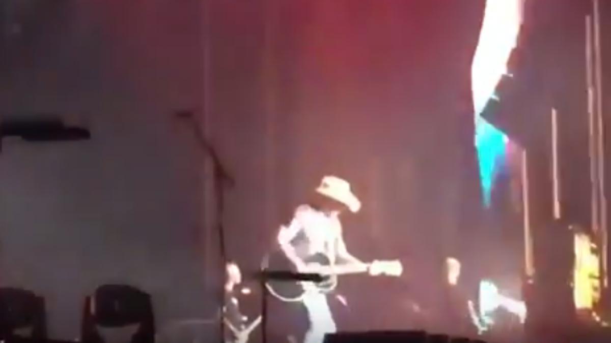 atac armat in las vegas momentul socant cand vedeta country jason aldean fuge de pe scena video