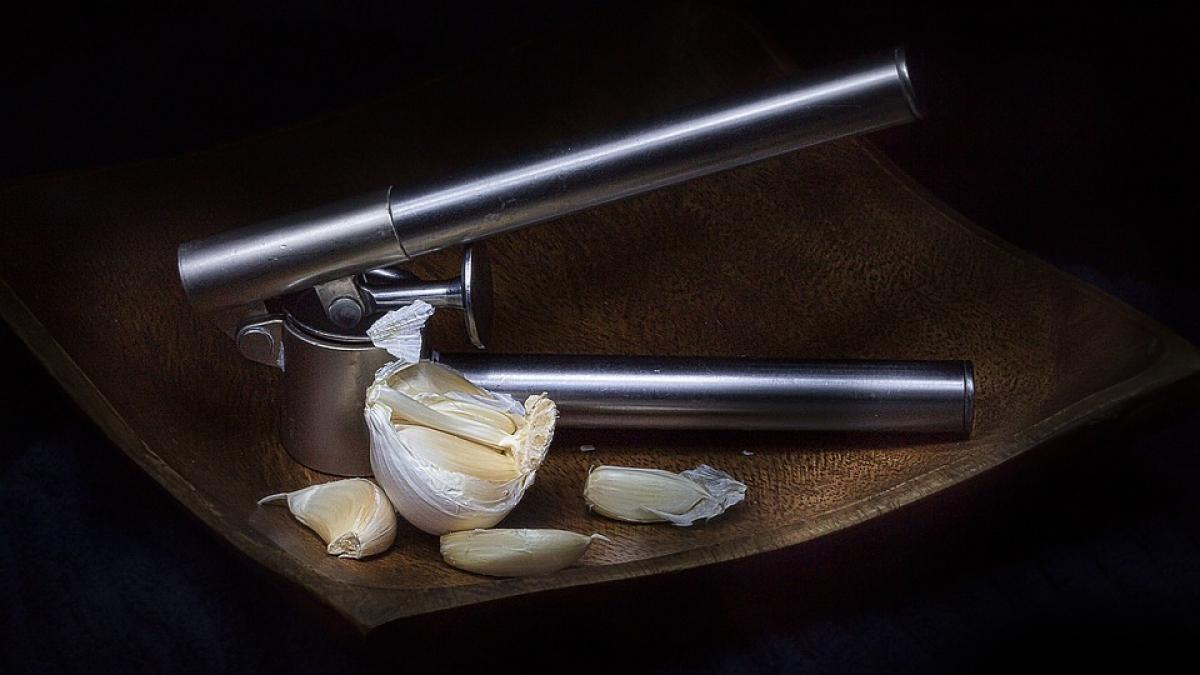 bea in fiecare zi acest amestec de lapte cu usturoi te ajuta sa scapi de o boala dureroasa