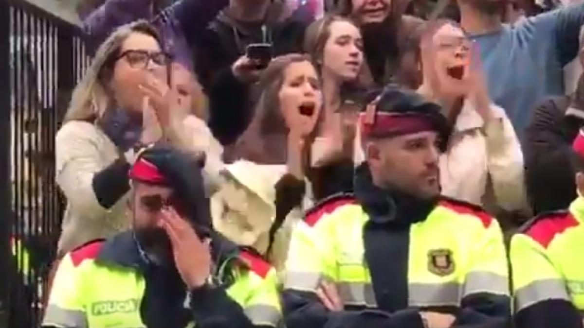 imagini emotionante dupa referendumul din catalonia politistii care au facut scut uman au izbucnit