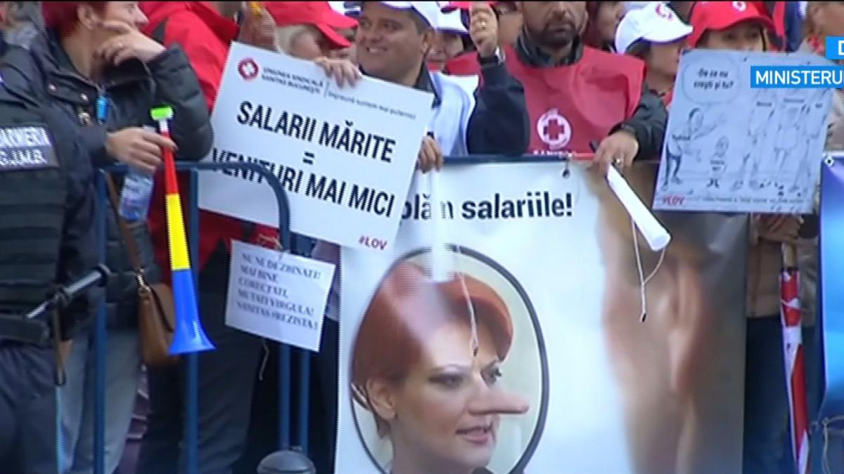 sindicalistii din sanatate au protestat la ministerul muncii amenintand cu greva generala salarii