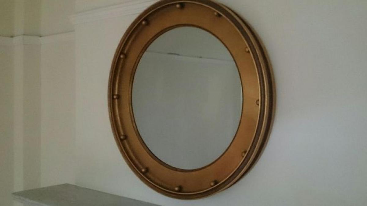 a inchiriat un apartament dar intr o zi a observat ceva ciudat in oglinda din casa a dat o la o