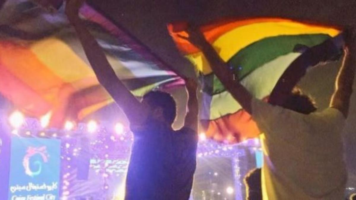 au fluturat acest steag la un concert trei zile mai tarziu au ajuns cu totii la inchisoare