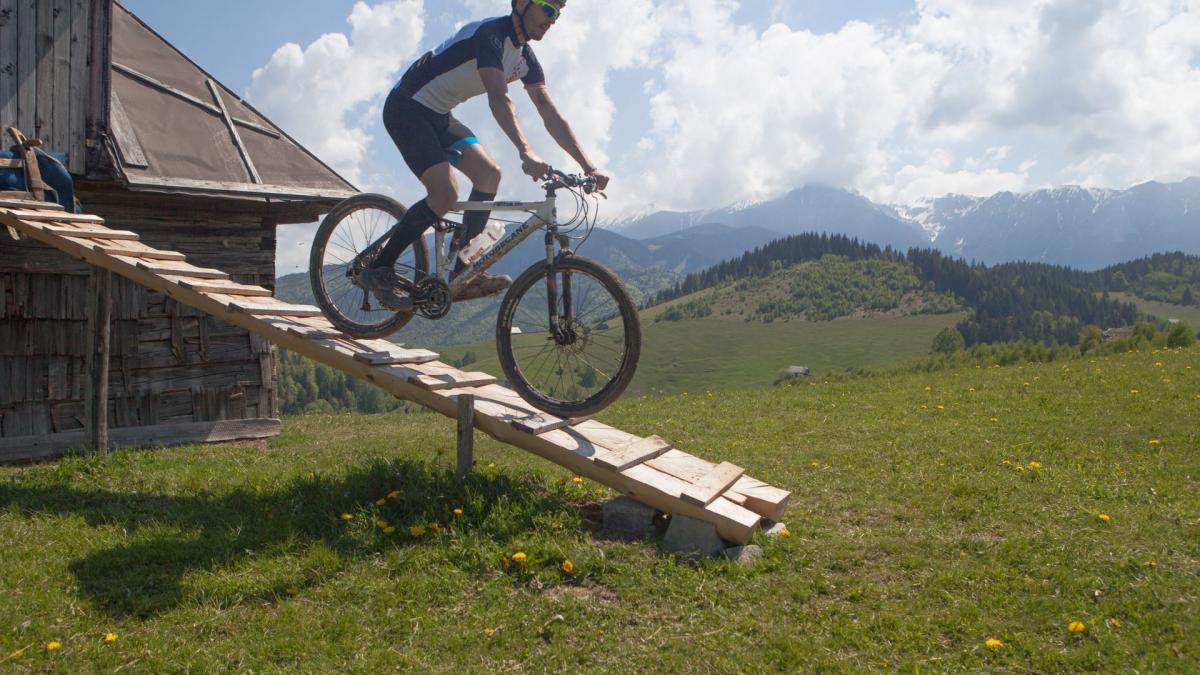 eroul zilei 4 500 km pe bicicleta pentru o cauza sociala