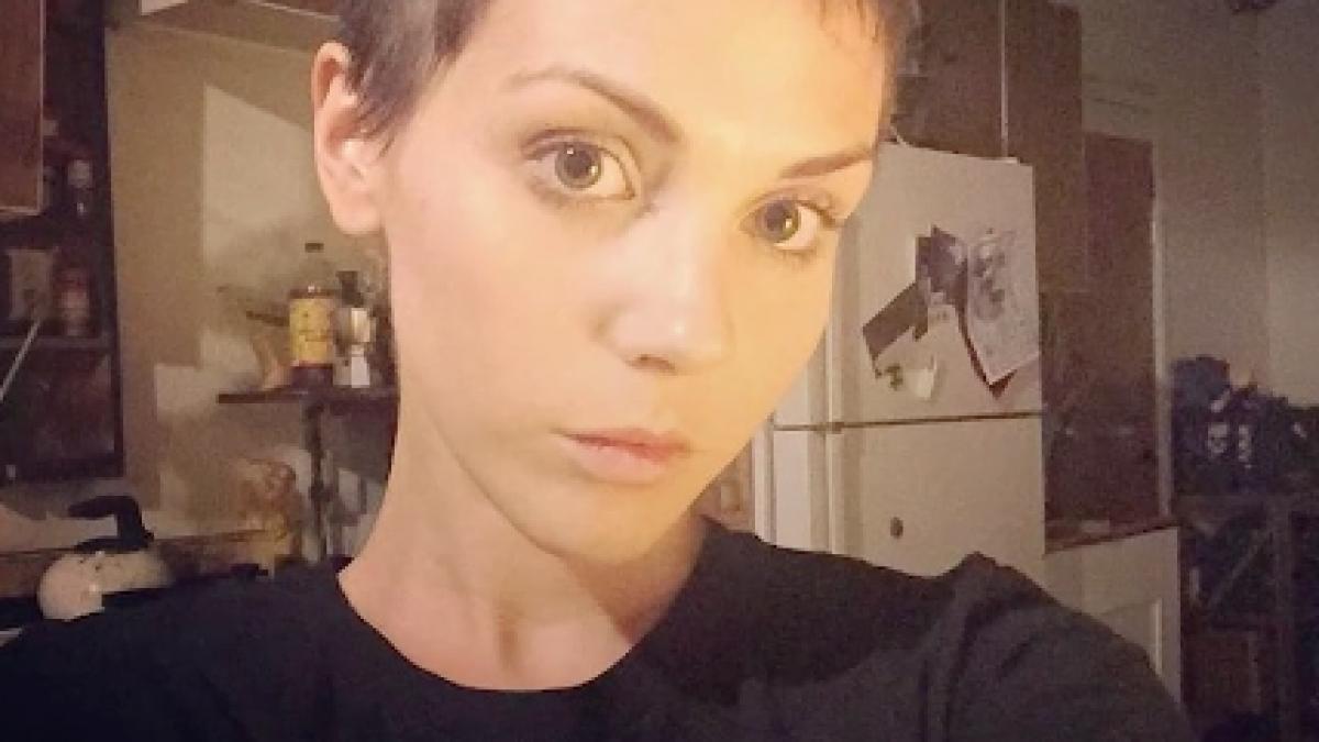 laura s a despartit de iubitul ei dupa patru ani de relatie imediat s a ras pe cap si si a dat