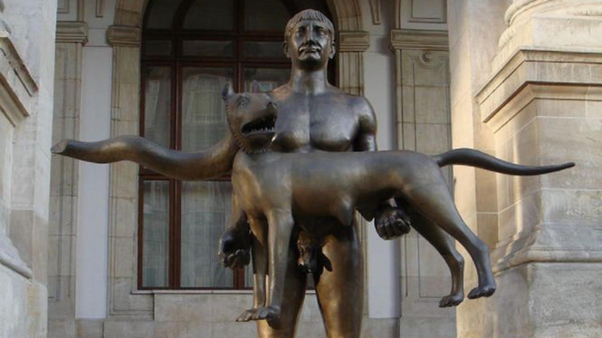 lupoaica din fata muzeului de istorie din bucuresti are din nou coada statuia imparatului traian