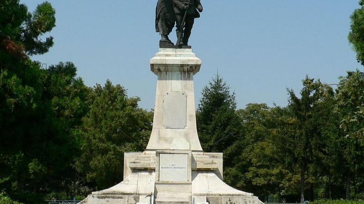 se intampla in romania vor sa taie brazii din centrul orasului pentru ca nu se vede bine un monument