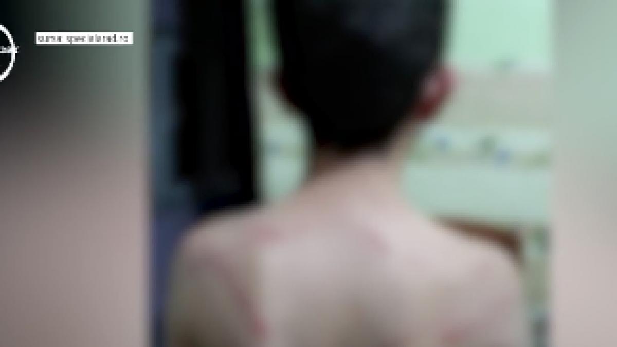 un tata din arad si a batut copilul cu nuiaua pana la umplut de rani pentru ca nu a incuiat poarta