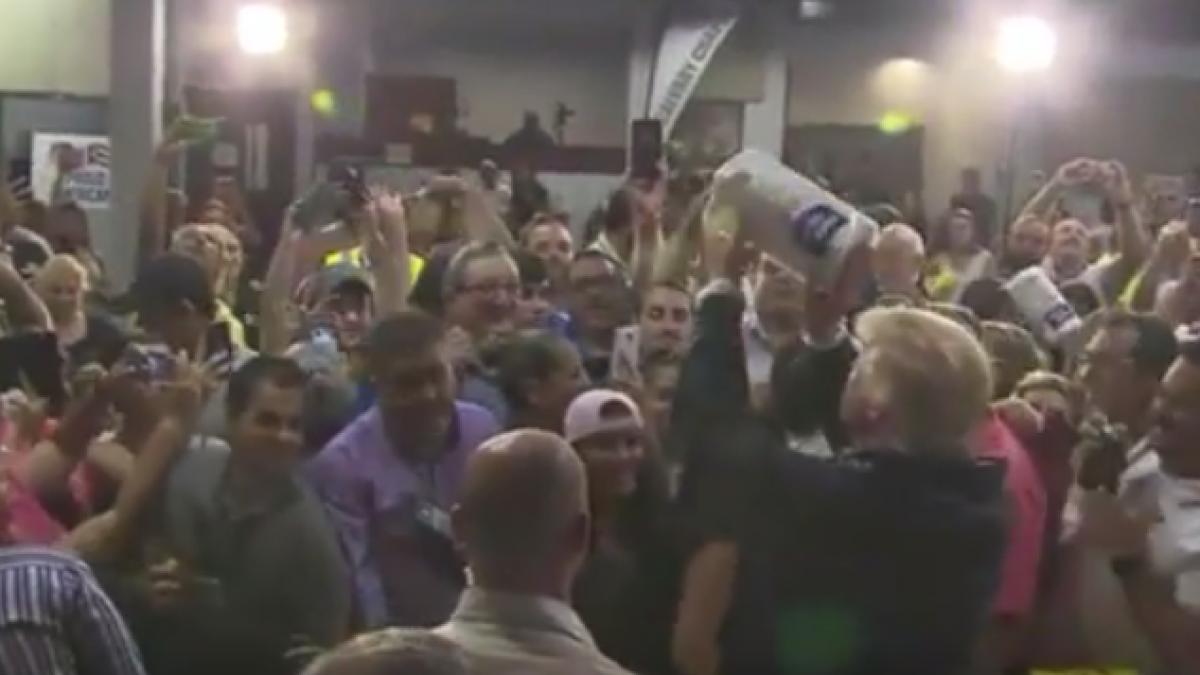 donald trump le a dat prosoape de hartie sinistratilor din puerto rico ati aruncat bugetul statului