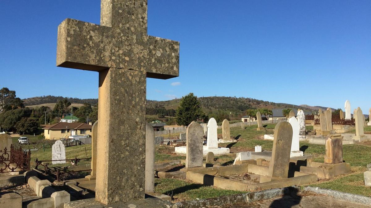 in timp ce se pregateau sa aseze sicriul in groapa un barbat a inceput sa strige disperat toti au