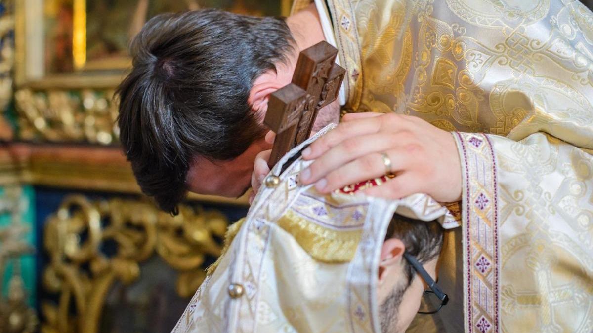 parinte imi doresc o femeie buna sa fie focoasa sa aiba bani cand a auzit ce raspuns ii da preotul