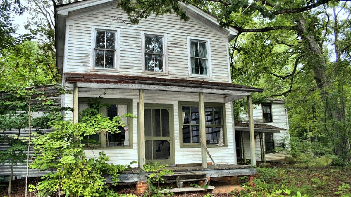 un om fara adapost a intrat intr o casa parasita nu i a venit sa creada ce a gasit acolo