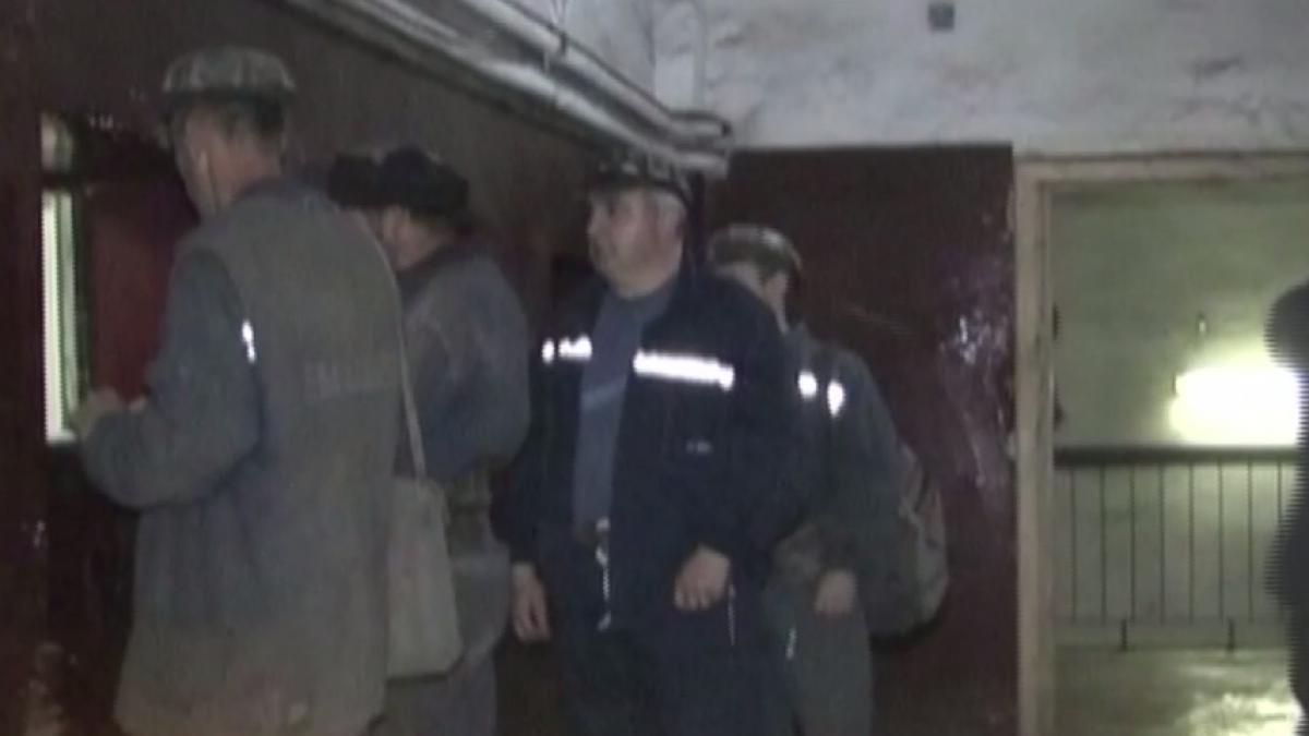 alerta in judetul hunedoara trei mineri au fost prinsi sub pamant la mina lupeni