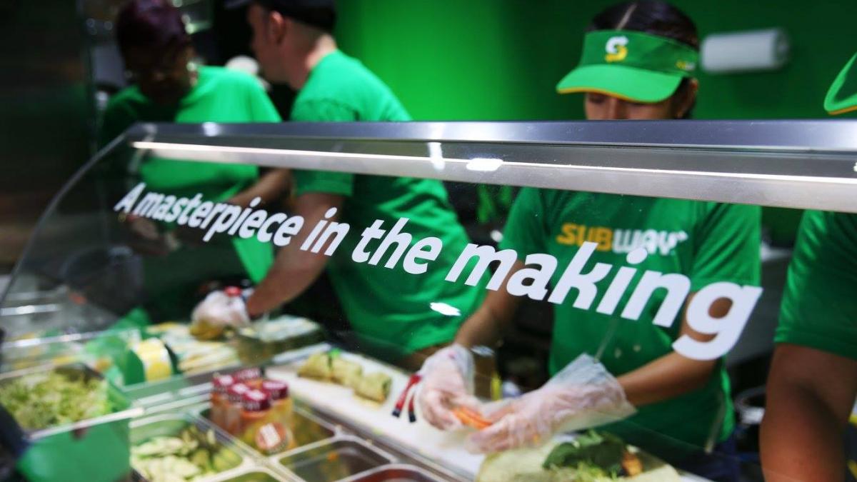 cat castiga un sef de restaurant subway in romania salariul a fost facut public