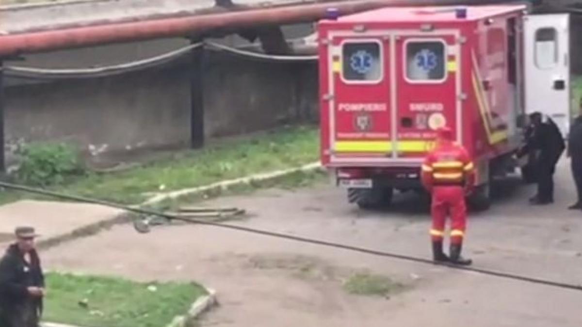 imagini dramatice unul dintre minerii care au scapat din subteranul minei lupeni a fost transportat