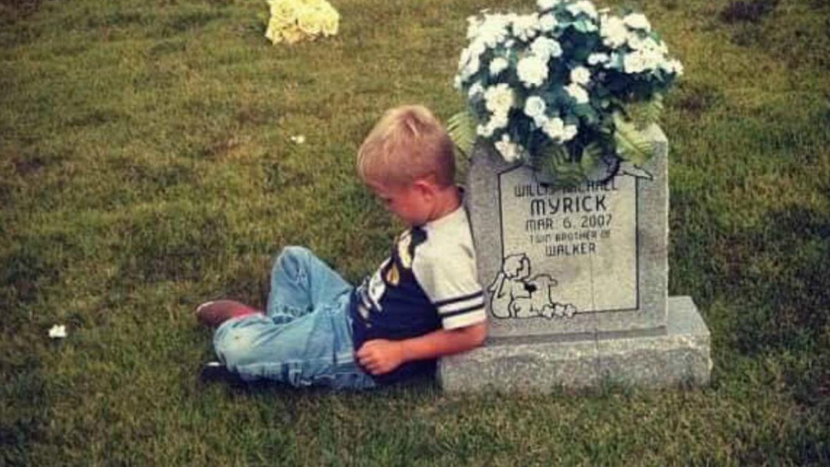 mama si a urmarit fiul si a vazut ca merge in directia cimitirului cand s a apropiat de el si a