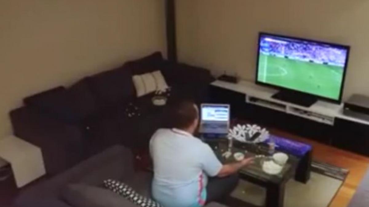 si a trimis iubita la plimbare si se uita linistit la un meci credea ca e seara perfecta dar ce a