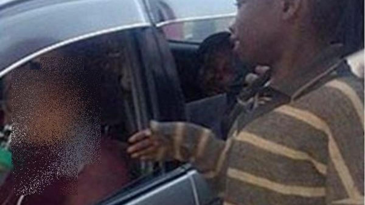 un copil s a apropiat de o masina oprita la semafor ca sa cerseasca cativa bani insa ceea ce a