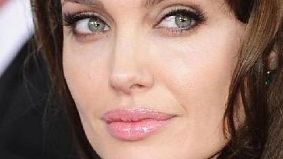 angelina jolie o noua relatie dupa divortul de brad pitt