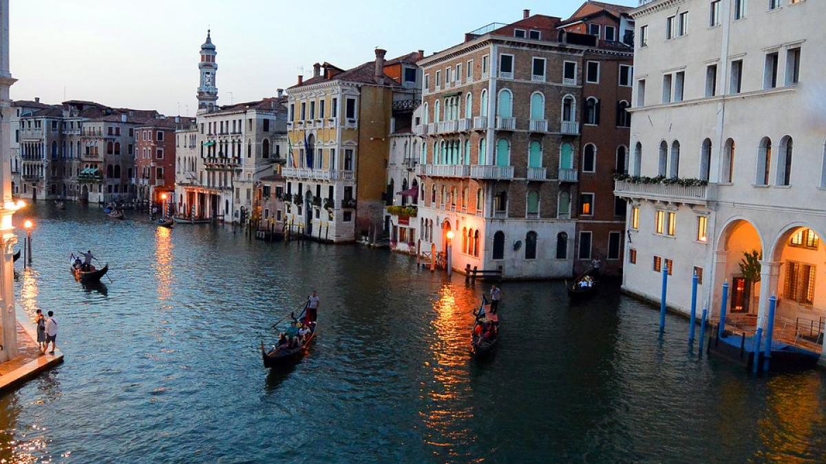 turistii se plimba cu gondola la venetia dar cu ochii doar in smartphone video