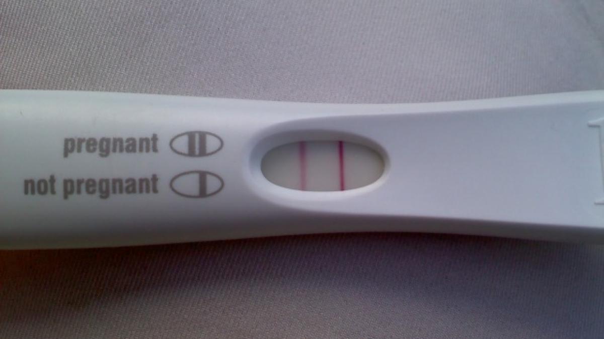 un barbat si a facut un test de sarcina in gluma si a iesit pozitiv a fost socat cand a aflat de ce