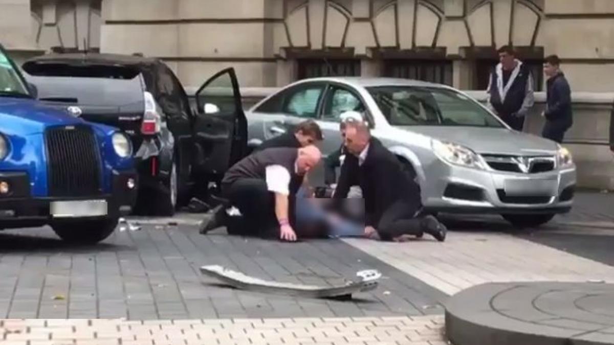 alerta la londra o masina a intrat in multime intr o zona frecventata de turisti