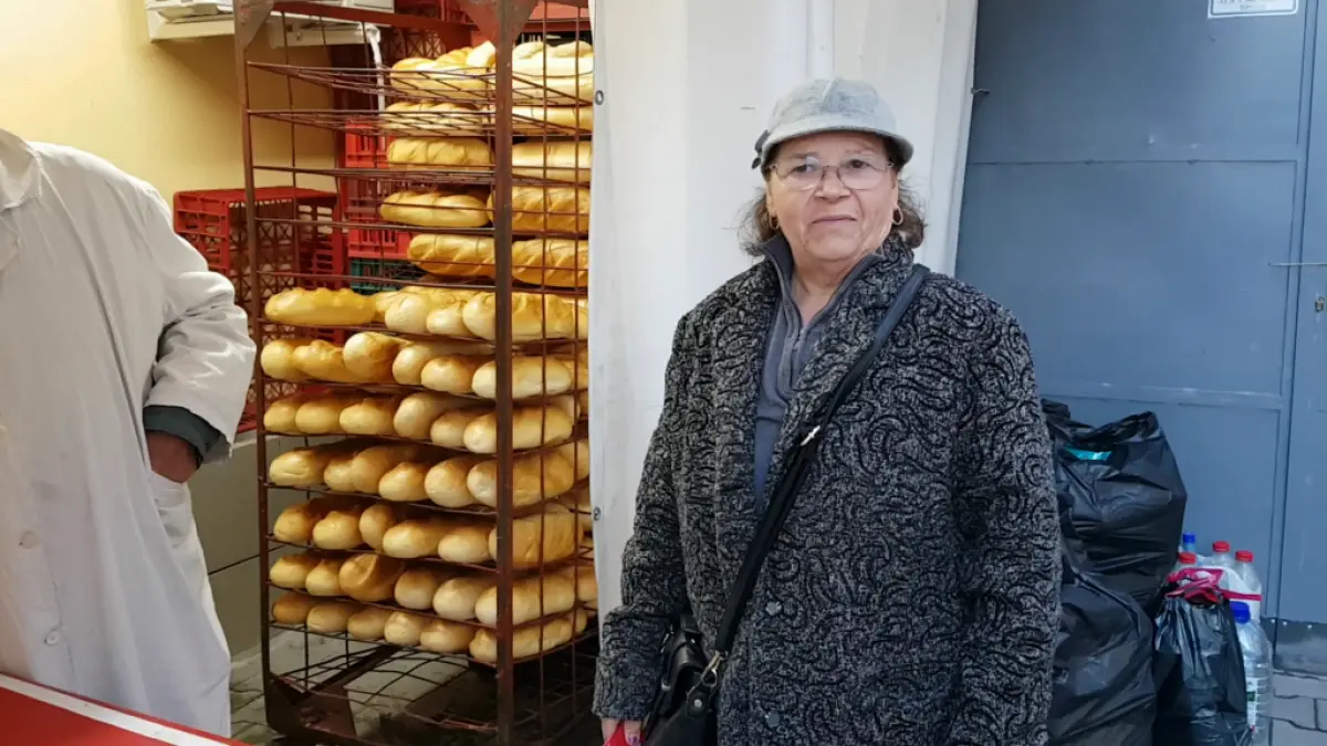 cozi la paine ca pe vremea lui ceausescu pensionarii vin de la patru dimineata ca sa prinda bon de