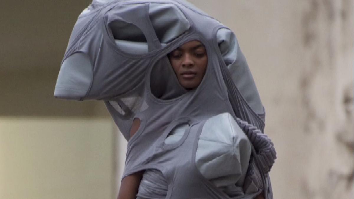 imagini controversate a aparut moda antifrig catalin botezatu nu este ceva purtabil indiferent de