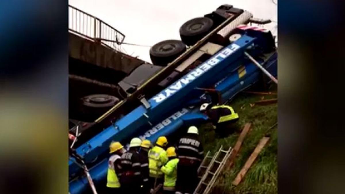 panica pe sosea o macara de peste 40 de tone s a rasturnat