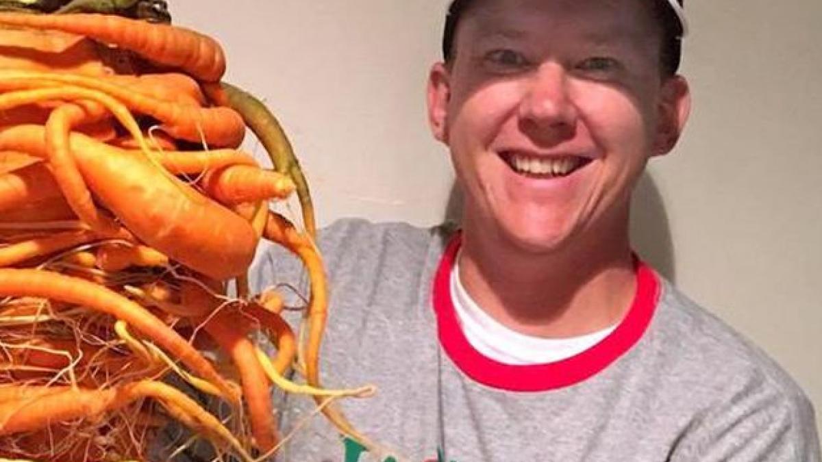 a mers in gradina sa culeaga cateva legume dar s a speriat teribil cand a vazut ce iesea din pamant