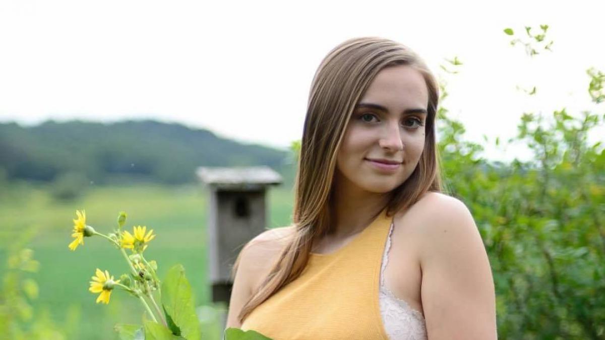 adolescenta a venit asa imbracata la scoala si cand au vazut o profesorii nu i au dat voie sa apara