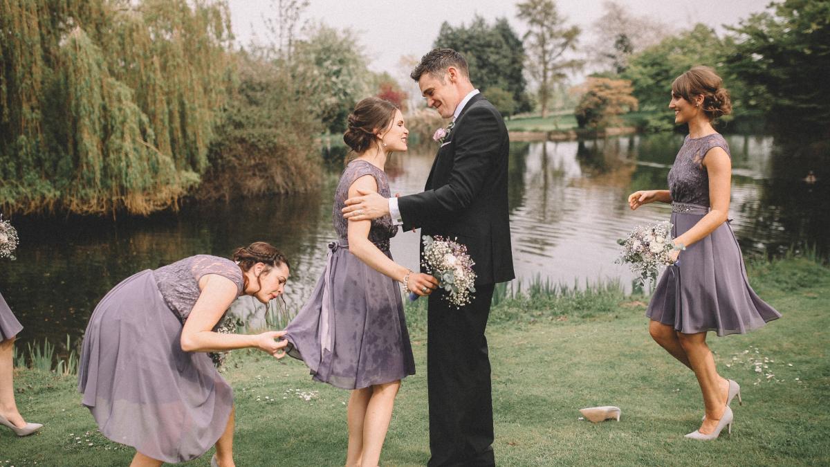 mirii erau la sedinta foto cand domnisoara de onoare s a aruncat in lacul din spatele lor ce se