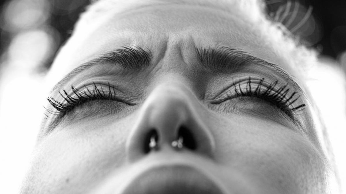 si a pus un piercing in obraz iar durerea era tot mai mare a ajuns la spital cu fata plina de sange