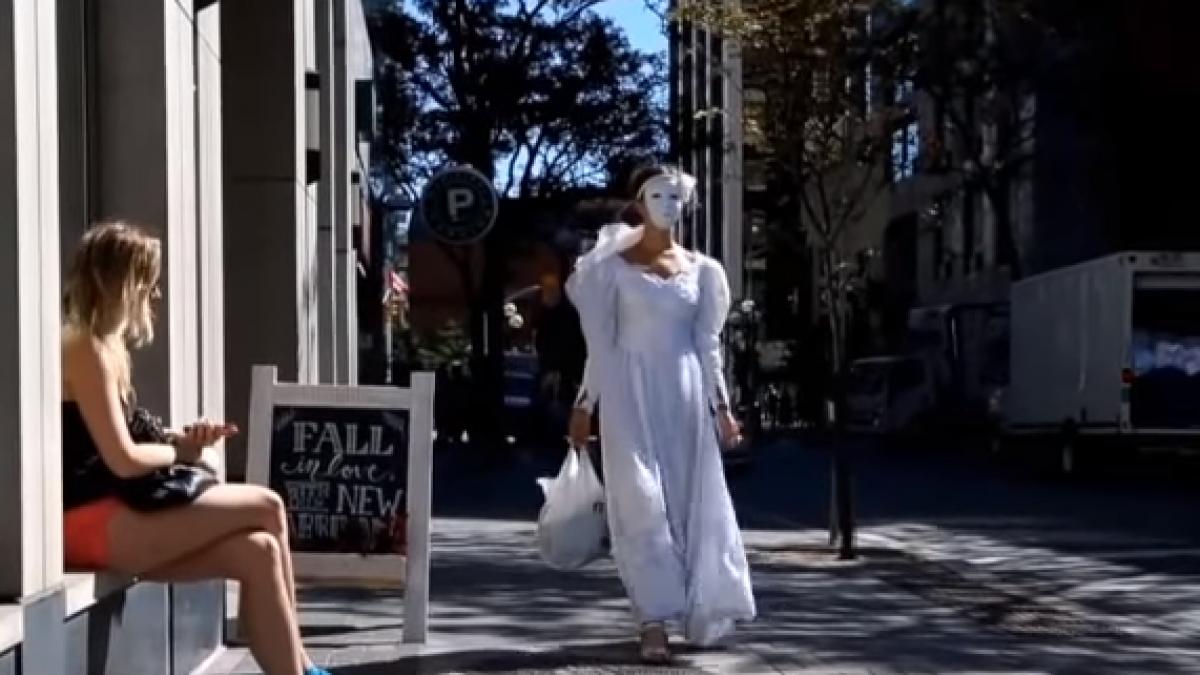 a vazut o mireasa mascata stand singura in parc langa valiza cand a plecat a lasat in urma un bilet