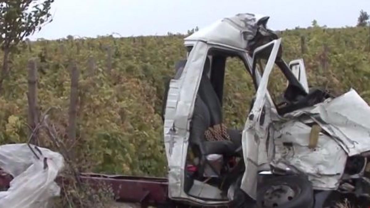 accident grav la dumbraveni intre un autocar plin cu oameni si o platforma auto video