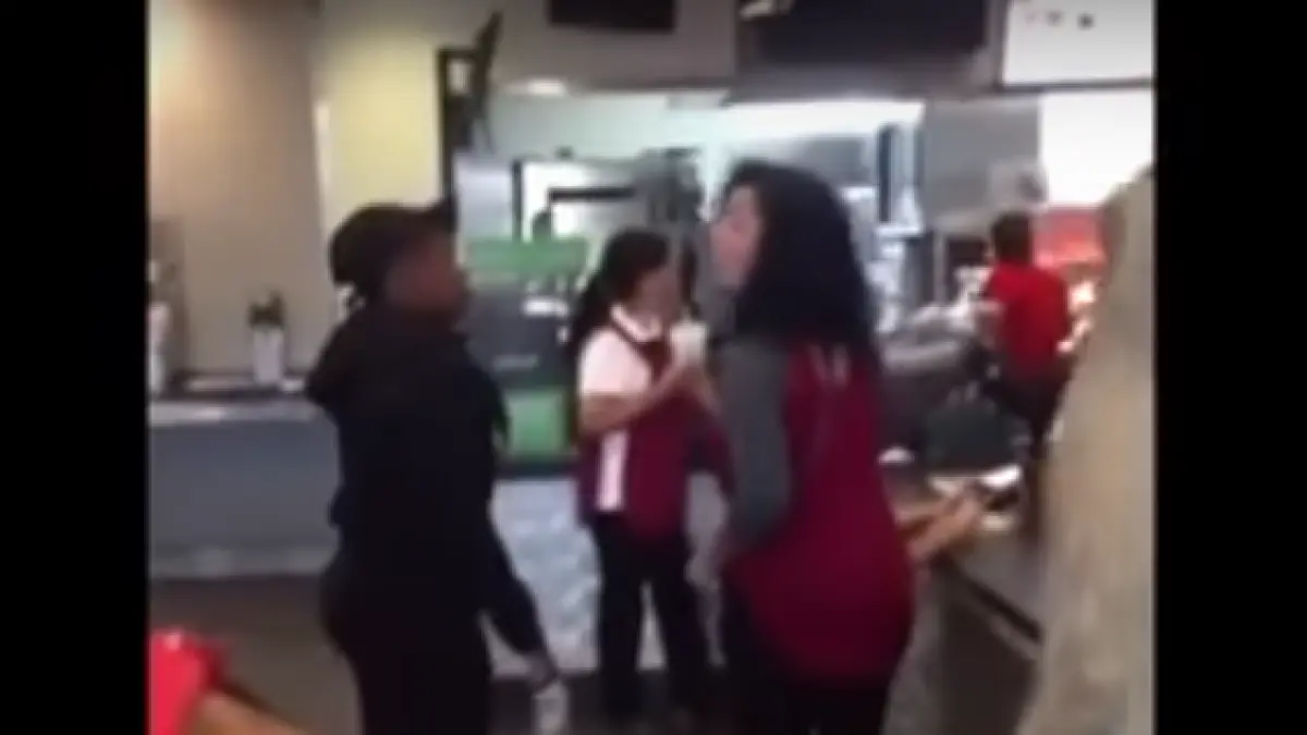 angajata unui celebru lant de restaurante fast food a luat la bataie o femeie care avea un copil in
