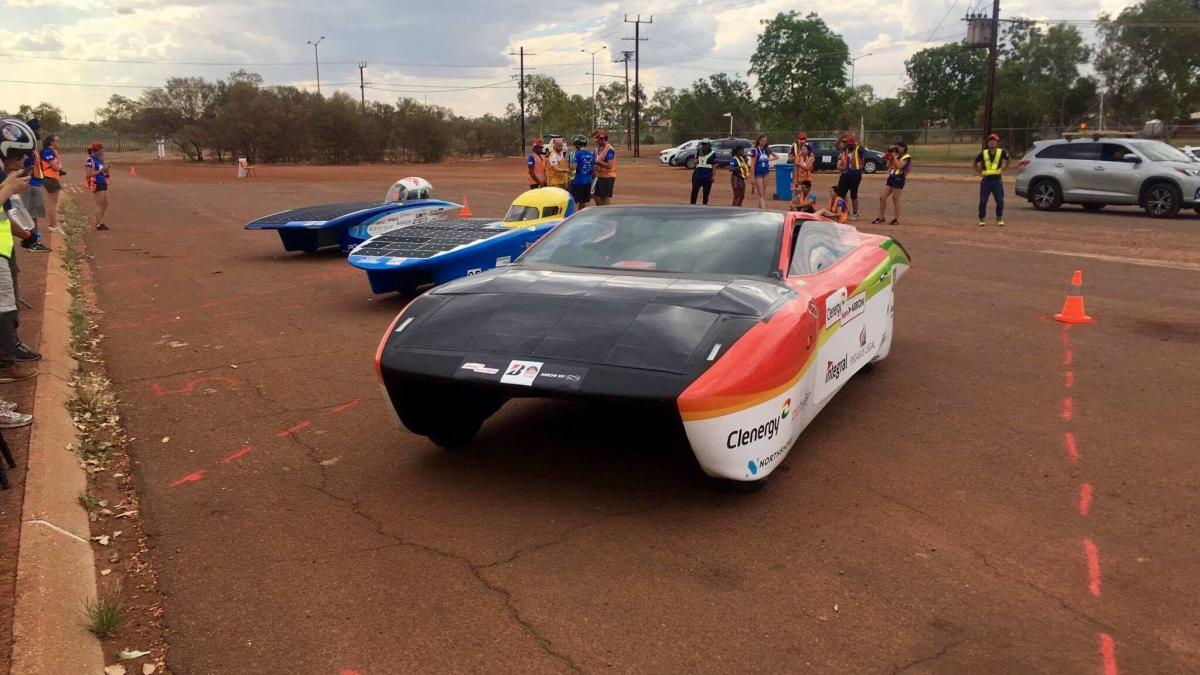 cursa inedita de masini propulsate cu energie solara in desertul australian video