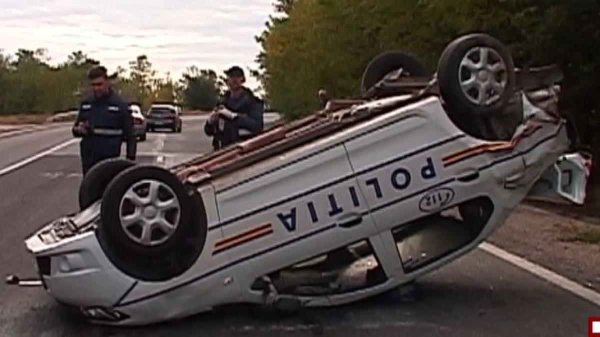 masina de politie lovita in plin de un sofer grabit care a pierdut controlul volanului video