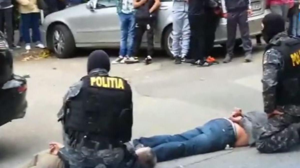 traficanti de droguri saltati si imobilizati de mascati in strada video