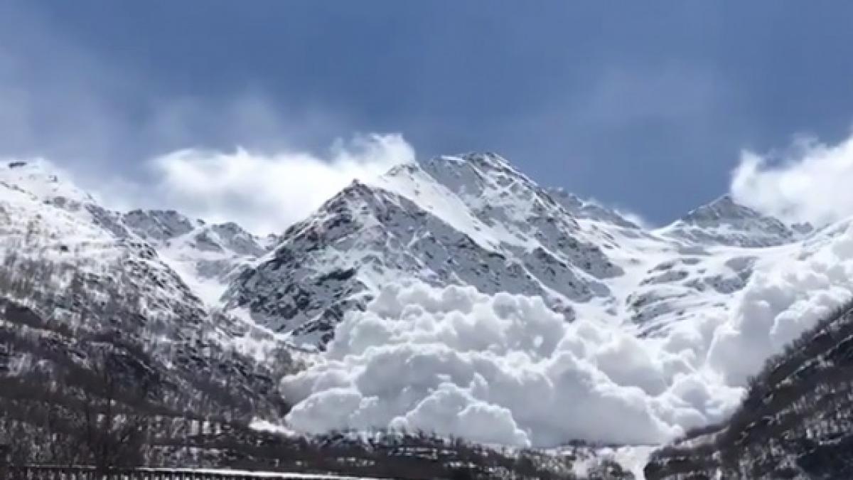 avalanse in muntii bucegi toate traseele turistice au fost inchise video