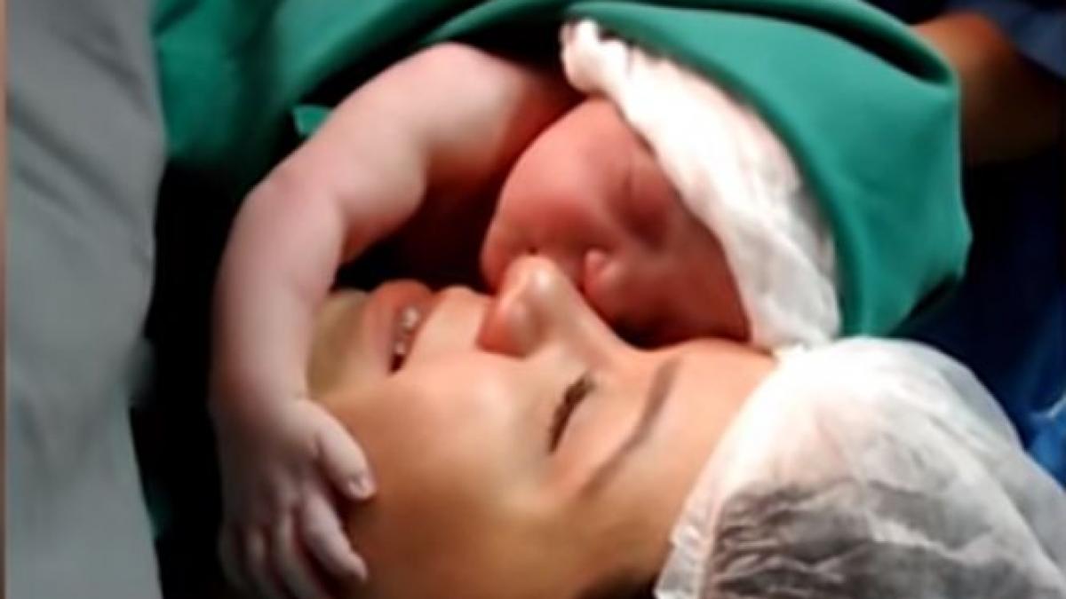 medicii l au pus pe bebelus langa mama lui cand au vazut ce se intampla oamenii au inceput sa