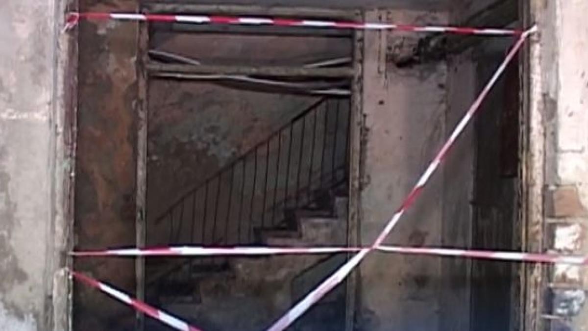 panica intr un bloc dupa ce plafonul unui apartament s a prabusit peste o suta de oameni au fost
