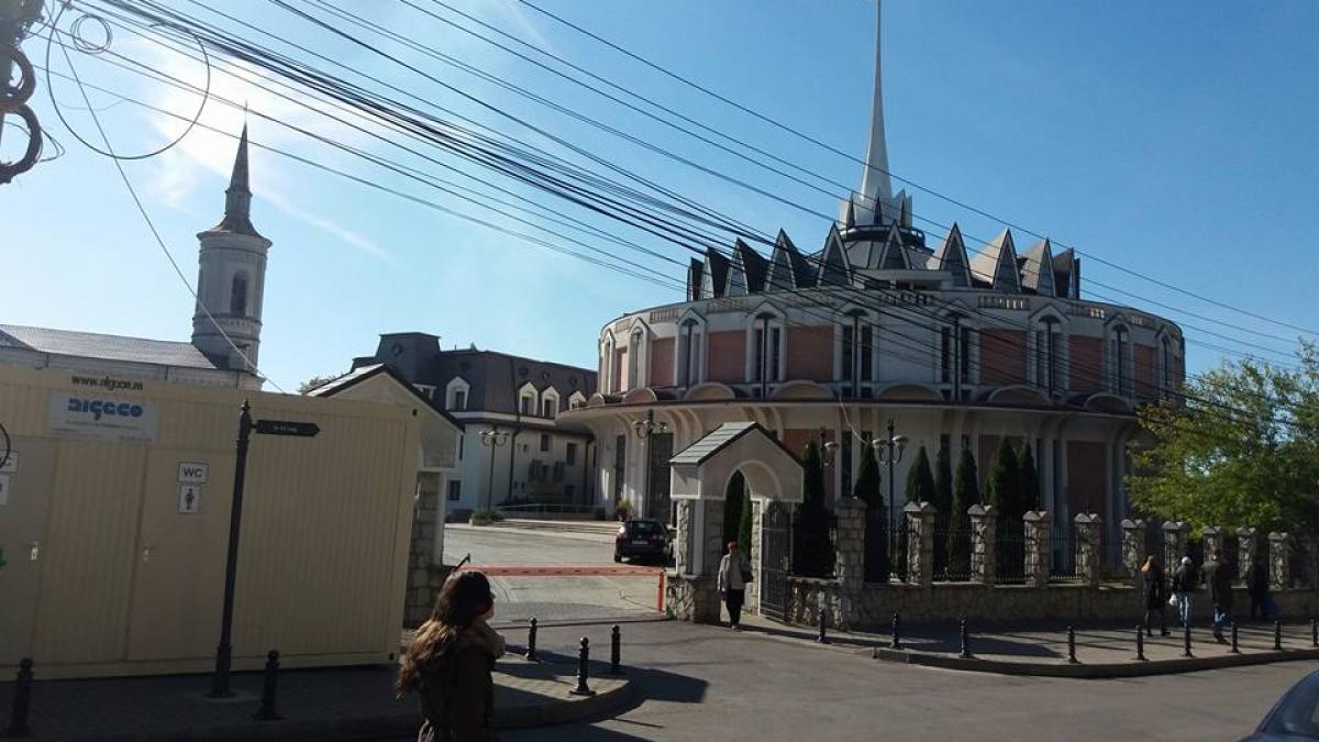 lucrul care a scandalizat tot iasiul doua toalete ecologice destinate pelerinilor la sf parascheva