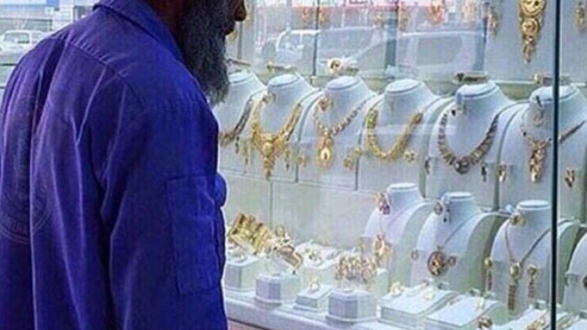 lumea a ras de un gunoier care se uita la o vitrina cu bijuterii