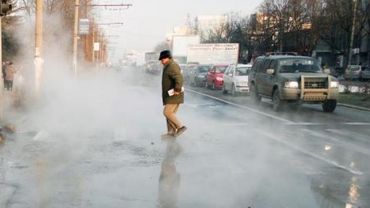 o conducta radet s a spart langa gara de nord din capitala strazile au fost inundate cu apa fiarta