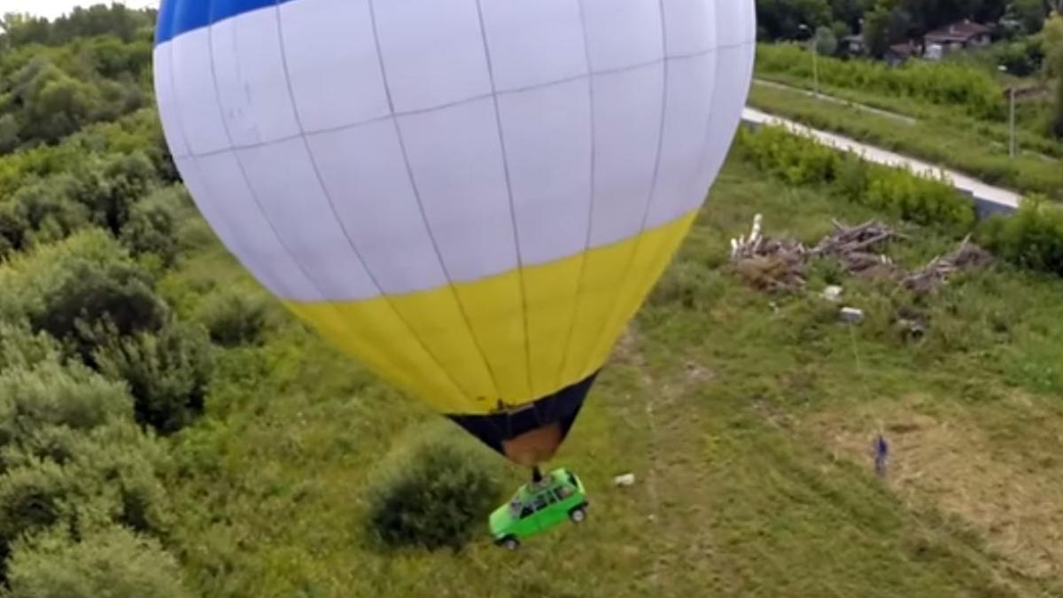 s a urcat intr o masina legata de un balon cu aer cald pe care a inaltat o spre cer ce a patit apoi