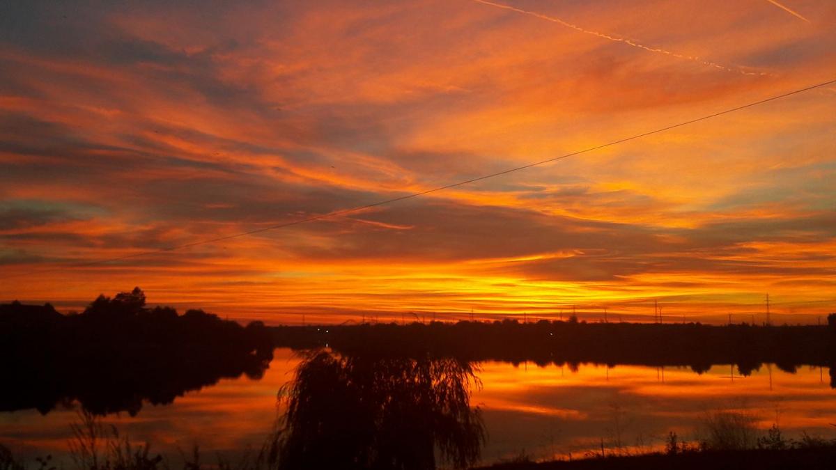 de ce a fost cerul romaniei atat de rosu duminica seara explicatia fenomenului care a uimit mii de
