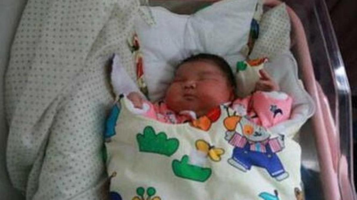 medicii au ajutat o sa aduca pe lume un bebelus cand a incercat sa l tina in brate si l a privit cu