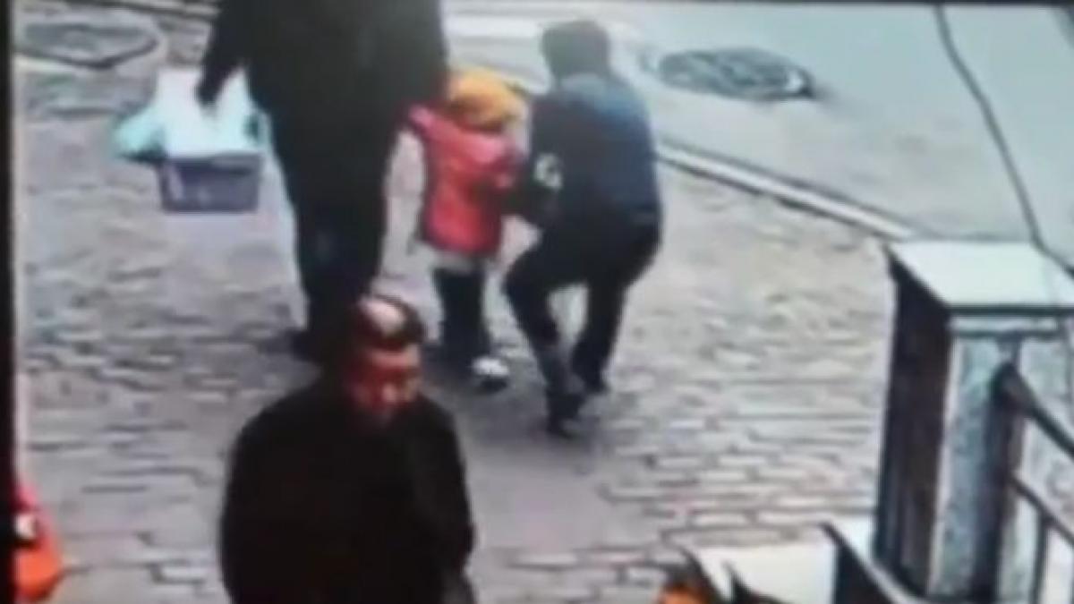 momentul socant in care un barbat incearca sa rapeasca o fetita din mainile tatalui sau video