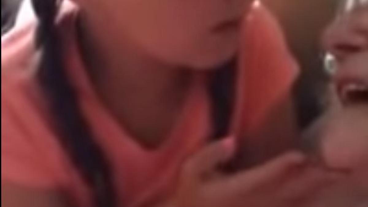 o fetita s a apropiat de o batrana aflata pe patul de spital si a inceput sa i fredoneze un cantec