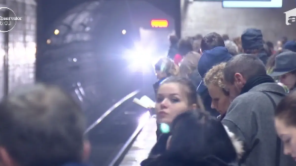 s a aruncat in fata metroului din cauza depresiei s a asezat pe sine si a asteptat sa vina trenul